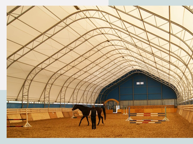 Строительство конных манежей в Устях-Илимске